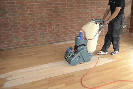 reconditionare foto Recondiționare parchet lemn cu mașină profesională - Podea șlefuită pentru un aspect nou și strălucitor.
